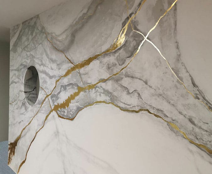 Schlagmetall in Gold ist die glanzvolle Wandveredelung für luxuriöse Innenräume