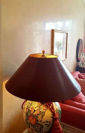 Glanzputz gelb mit Tischlampe